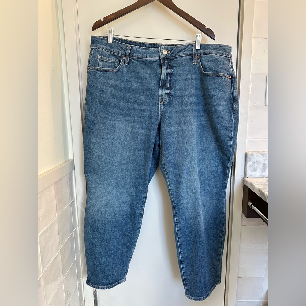 Straight Leg Women's Jeans in Medium Blue